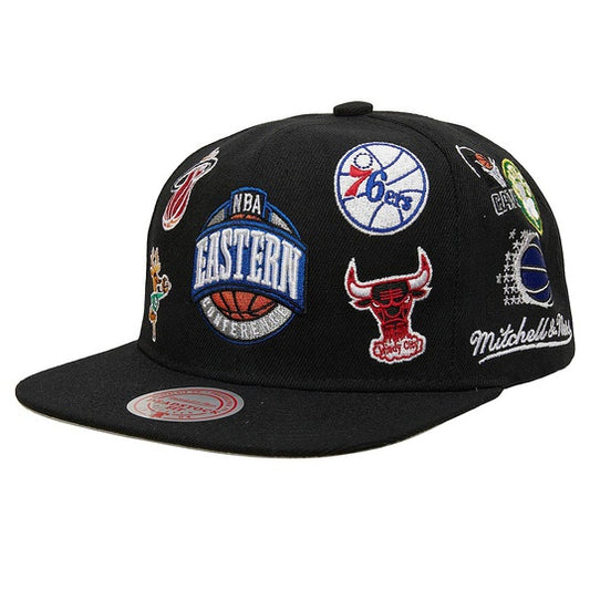 MITCHELL AND NESS NBA EAST ALL OVER CONFERENCE DEADSTOCK - Gorra
