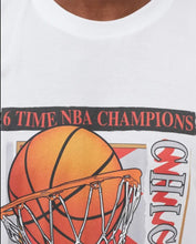 Cargar imagen en el visor de la galería, Chicago Bulls NBA Vibes Tee Mitchell &amp; Ness (Blanco)
